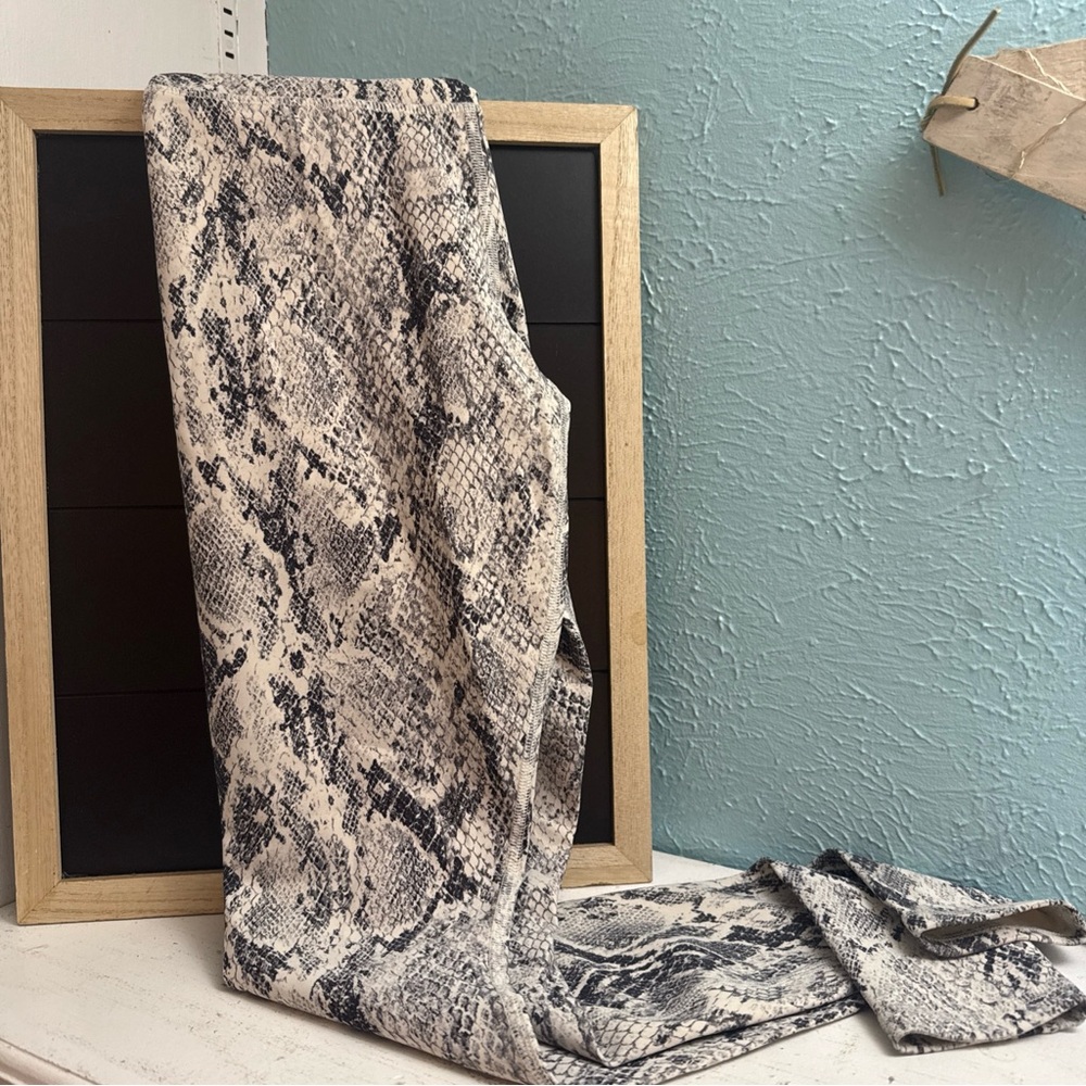 Alo Yoga Snake Print High Waist Leggings XS Gray White Athleisure Workout